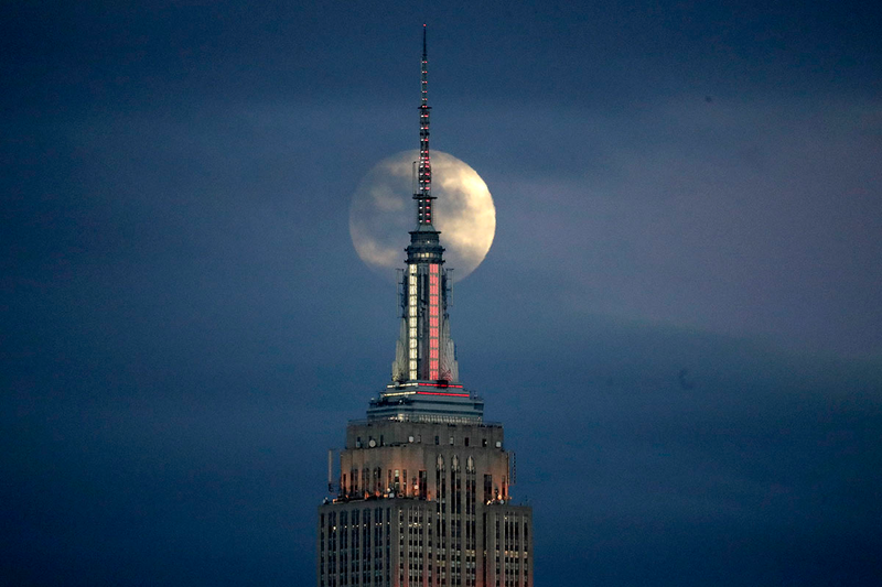 La superluna, con el Empire State Building en primer plano.